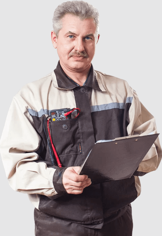 Мужчина электрик с папкой в руках и мультиметром в нагрудном кармане