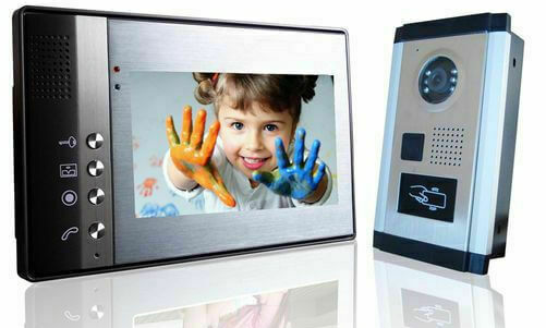 Фото монитора видеодомофона с изображением девочки на экране и вызывная панель домофона 