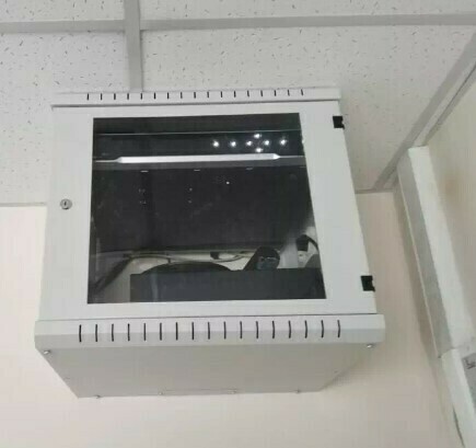Слаботочный электрощит с установленным оборудованием установленный на стене внутри помещения