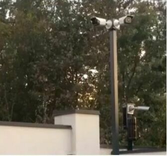 Две видеокамеры на одном самодельном столбе на фоне леса